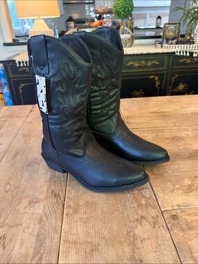 Women's Black Western Heeled Boots - Classic Cowgirl Style